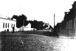 Архиерейская улица (ул.Чапаева). Справа фрагмент дома где сейчас расположена редакция журнала Уральский следопыт. Снимок от улицы Декабристов Архиерейская улица (ул.Чапаева). Справа фрагмент дома где сейчас расположена редакция журнала Уральский следопыт. Снимок от улицы Декабристов