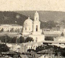 Свято-Троицкая (Рязановская) единоверческая церковь, на переднем плане видна Усадьба Аникея Рязанова