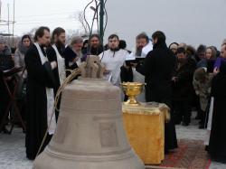 В храме Преображения митрополит Кирилл освятил новый колокол-благовест