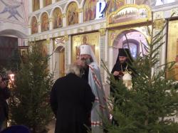 Митрополит Кирилл совершил великую вечерню в храме в честь Преображения Господня