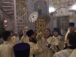 Митрополит Кирилл совершил великую вечерню в храме в честь Преображения Господня